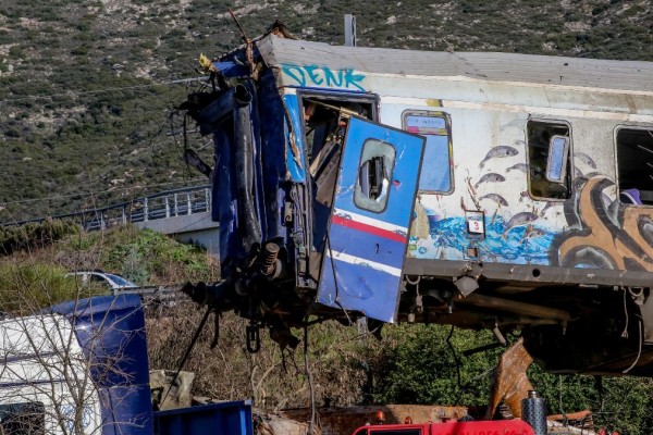 Τέμπη: Απατεώνας προσεγγίζει οικογένειες θυμάτων του δυστυχήματος και ζητάει χρήματα