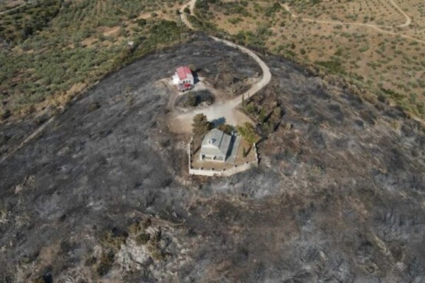 Βόλος: Θαύμα μέσα στις φλόγες - Πώς σώθηκε το εξωκκλήσι του Προφήτη Ηλία στα Μελισσάτικα (photos&video)