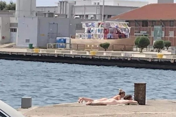 Έσφιξαν οι... ζέστες: Νεαρές έκαναν γυμνισμό στην Παραλία Θεσσαλονίκης - Έκπληκτοι οι περαστικοί (video)