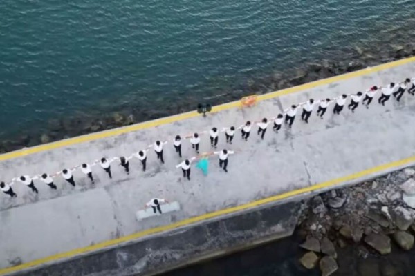 Το μεγαλύτερο στο Αιγαίο: Το συρτάκι του Ζορμπά σε μια ατελείωτη χορευτική αλυσίδα πάνω σε ιστιοπλοϊκά στη Μυτιλήνη (Video)