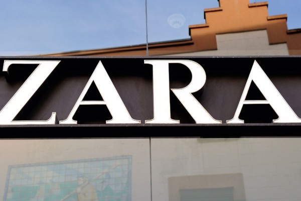 «Βόμβα» από τα ZARA: Το μαύρο φόρεμα με 9,99 ευρώ που έχει γίνει ανάρπαστο