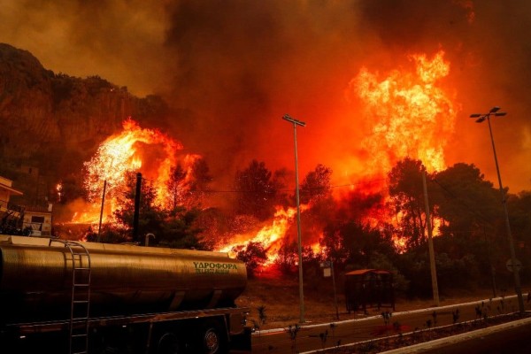 Φωτιές σε Αττική και Έβρο: Προς την Πάρνηθα κινείται το πύρινο μέτωπο - Δύσκολη νύχτα με θυελλώδεις ανέμους