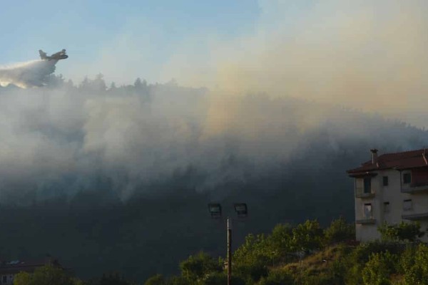 Φωτιά έξω από την Ορεστιάδα - Οι ισχυροί άνεμοι στέλνουν τους καπνούς μέσα στην πόλη