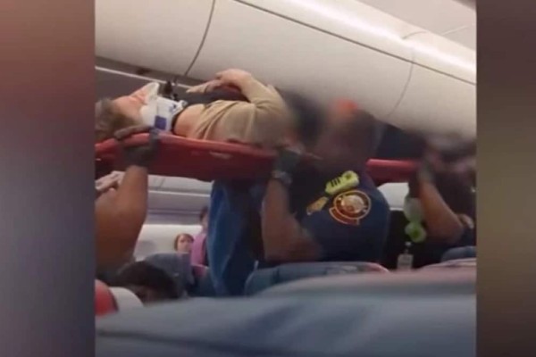 Η πτήση του τρόμου: Βγάζουν επιβάτες από το αεροσκάφος με φορεία μετά από σοβαρές αναταράξεις (video)
