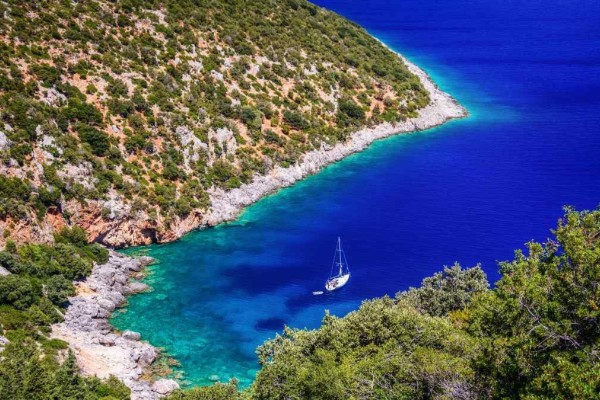 Η «πλανεύτρα» παραλία σε νησί του Ιονίου με τα καταγάλανα νερά - Εκεί θα περάσεις την μέρα σου με 5 ευρώ!