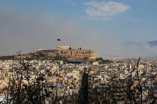 Η φωτογραφία της ημέρας: Πυκνοί καπνοί πάνω από την Αθήνα