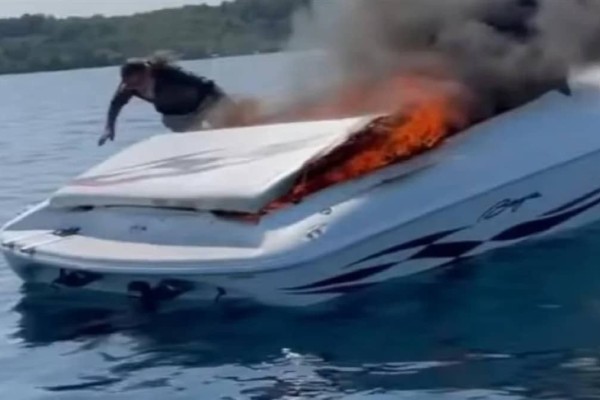 Τρομακτικό βίντεο: Ζευγάρι πηδάει από βάρκα που έχει τυλιχθεί στις φλόγες, λίγο πριν εκραγεί
