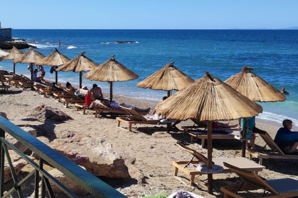 Χαλκιδική: Καταγγελία-σοκ για beach bar - Ζήτησαν από γονείς να πάνε στο αμάξι να ταΐσουν το παιδί τους (video)