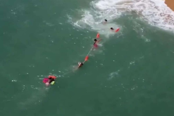 Βίντεο που κόβει την ανάσα: Ναυαγοσώστες σχηματίζουν ανθρώπινη αλυσίδα για να σώσουν κολυμβητή που παγιδεύτηκε σε θαλάσσιο ρεύμα - Τα δραματικά δευτερόλεπτα