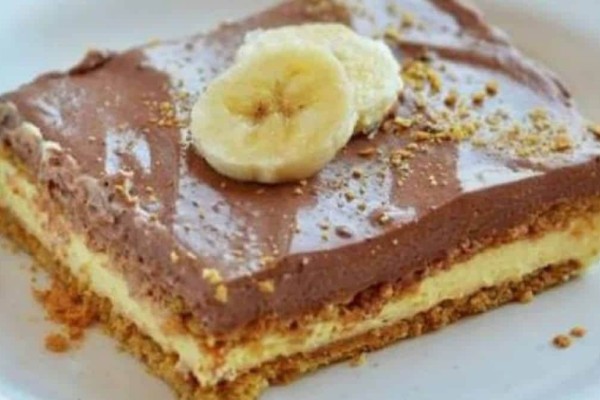 Θα το «τσακίσουν» μικροί και μεγάλοι: Σοκολατένιο γλυκό ψυγείου με μπανάνα και μπισκότο έτοιμο σε μόλις 1 λεπτό