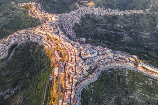 Centuripe: Η εντυπωσιακή κωμόπολη της Σικελίας που τα σπίτια της σχηματίζουν άνθρωπο (photos)