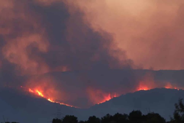 Σε πύρινο κλοιό η χώρα: Οι δασικές πυρκαγιές έχουν καλύψει με καπνό όλο τον ελληνικό ουρανό (photo)