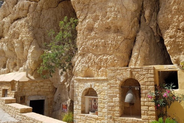 Οι ομορφιές του τόπου: Το εντυπωσιακό εκκλησάκι που βρίσκεται κρυμμένο μέσα σε μια χίπικη σπηλιά στα Μάταλα