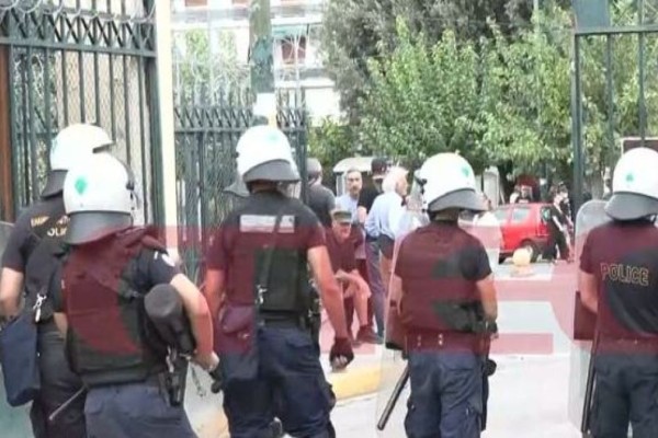 Δολοφονία Μιχάλη Κατσουρή: Επεισόδια στην Ευελπίδων ανάμεσα σε οπαδούς της ΑΕΚ και αστυνομία (video)