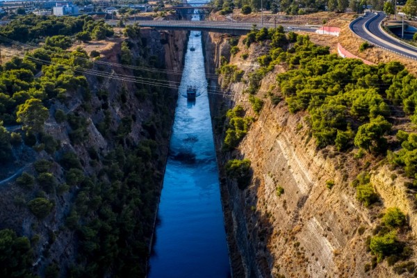 Φορτηγό πλοίο με 10 μέλη πληρώματος «βρήκε» στη διώρυγα της Κορίνθου