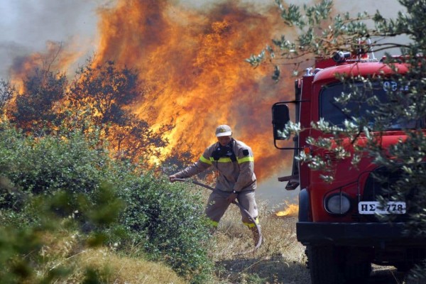 Φωτιά στην Αλεξανδρούπολη: Σπίτια και επιχειρήσεις τυλίχθηκαν στις φλόγες - Πληροφορίες και για εγκλωβισμένους (video)