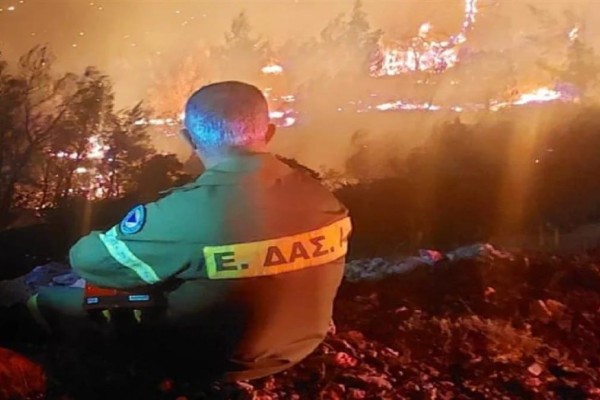 «Κάναμε ό,τι μπορούσαμε, δεν ήταν αρκετό»: Συγκλονιστική φωτογραφία εθελοντή από τις φωτιές στην Πάρνηθα