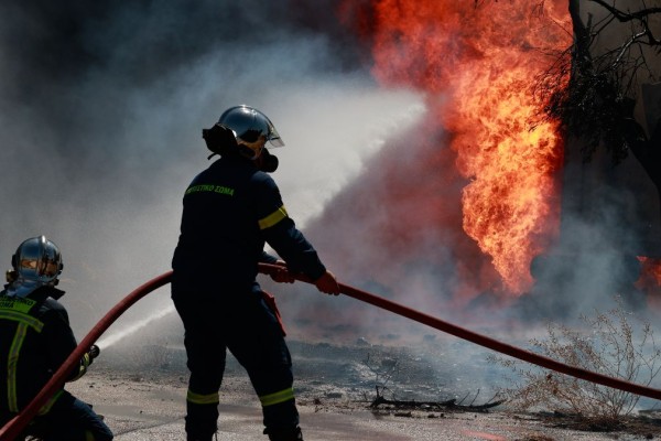 Φωτιά στο Άγιο Όρος: Μεγάλη επιχείρηση της Πυροσβεστικής για την κατάσβεση - Έκκληση στους προσκυνητές να επιστρέψουν στις μονές