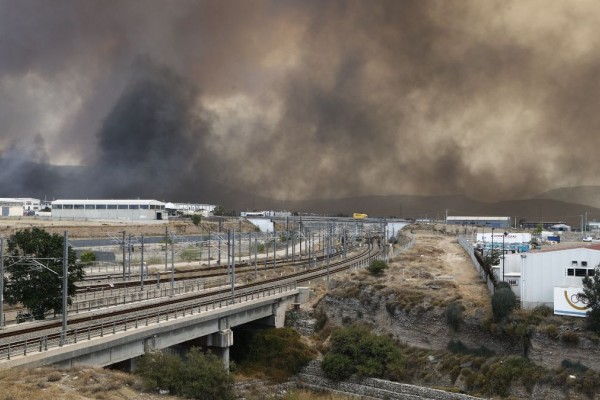 Στο «κόκκινο» ο Ασπρόπυργος: Φωτιά καίει σε διάσπαρτες εστίες - Ήχησε το 112 για εκκένωση στη Λάκκα Κατσαρή (video)