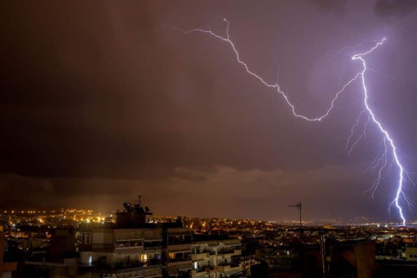 Πρωτοφανές: 270 κεραυνοί μέσα σε μια ώρα «χτύπησαν» τη Βάρη - Προκάλεσαν φωτιά σε έξι διάσπαρτα σημεία (videos)