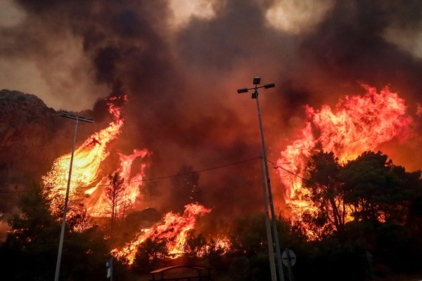 Φωτιά στη Φυλή: Αγνοείται ένας 77χρονος στη Χασιά (video)