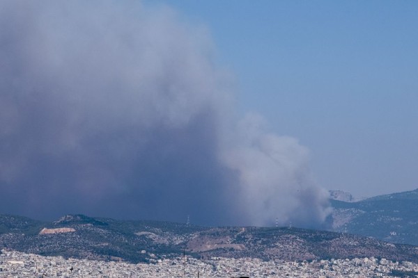 Φωτιά στη Φυλή κοντά στη Μονή Κλειστών: «Γλείφουν» την Πάρνηθα οι φλόγες! - Σπεύδουν οι πυροσβεστικές δυνάμεις (photos)