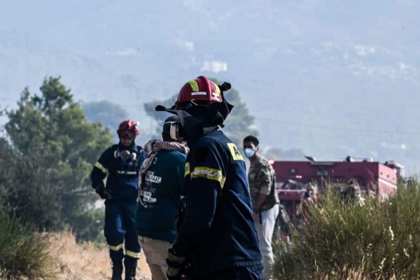 Φωτιά στο Ολυμπιακό Χωριό - Επιχειρούν επίγειες δυνάμεις της Πυροσβεστικής 