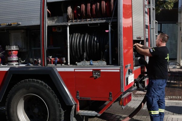 Φωτιά σε διαμέρισμα στον Άγιο Παντελεήμονα - Μεγάλη επιχείρηση της Πυροσβεστικής