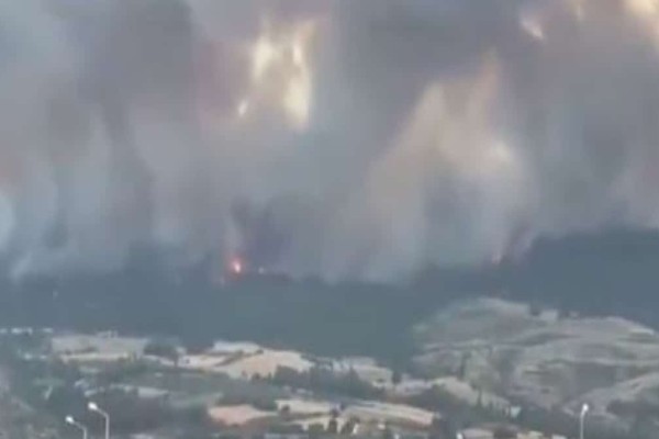 Τουρκία: Εκκενώθηκαν 7 χωριά και η πανεπιστημιούπολη λόγω φωτιάς στα στενά των Δαρδανελίων (video)