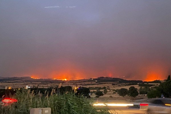 Θρίλερ στην Τουρκία: Ξαναέκλεισαν τα στενά των Δαρδανελίων λόγω της φωτιάς στο Τσανάκαλε (video)