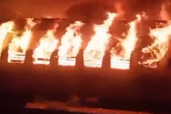 Ανείπωτη τραγωδία: Νεκροί από φωτιά σε βαγόνι τρένου στην Ινδία - Kαρέ καρέ η στιγμή που όλα έγιναν παρανάλωμα του πυρός (video)