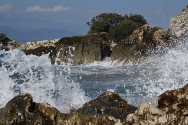 Καιρός Τετάρτη 9/8: Τριήμερο με λυσσαλέα μελτέμια έως 7 μποφόρ - Alert για εκδήλωση νέων πυρκαγιών!