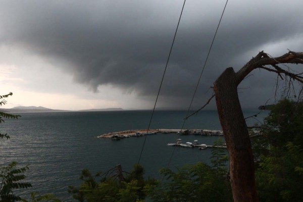 Καιρός σήμερα 7/8: Ανάσες δροσιάς με βροχές, ισχυρούς ανέμους και πτώση της θερμοκρασίας μετά το τελευταίο «κύμα» καύσωνα (video)