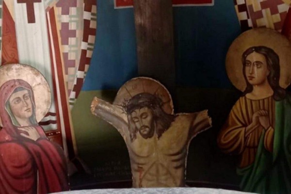 Φωτιά στην Αλεξανδρούπολη: Αδιανόητη ιεροσυλία – Έκοψαν τα χέρια του Εσταυρωμένου σε καμένο εκκλησάκι