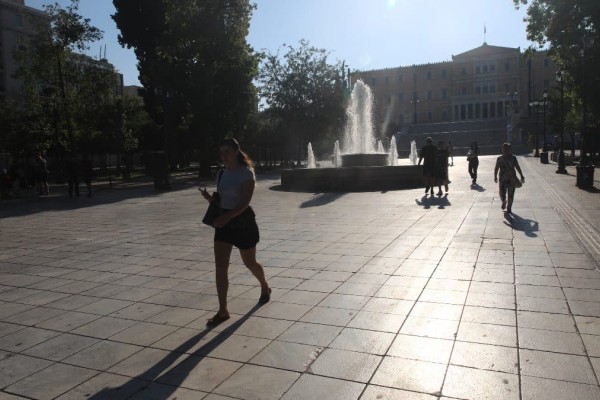 Καιρός: Νέα διπλή προειδοποίηση για υψηλές θερμοκρασίες – Αραιή σκόνη στην ατμόσφαιρα