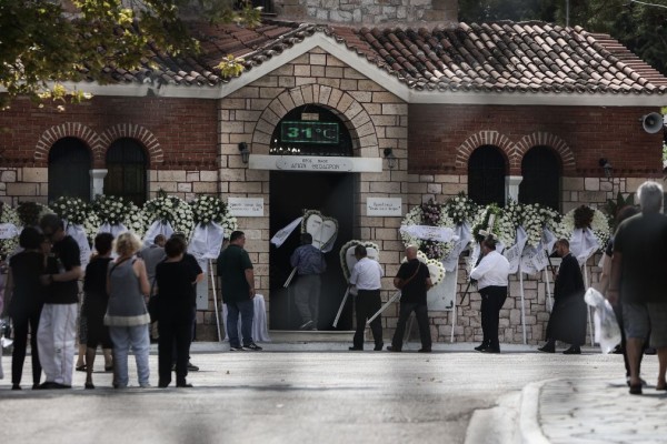 Σπαραγμός στην κηδεία του 11χρονου Χρήστου: Σε λευκό φέρετρο η σορός του - Υποβασταζόμενος ο Οδυσσέας Σταμούλης για το τελευταίο «αντίο» στον γιο του 