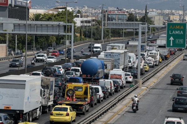 Ανατροπή νταλίκας στον Κηφισό - Ουρές χιλιομέτρων τα οχήματα στο ρεύμα προς Πειραιά