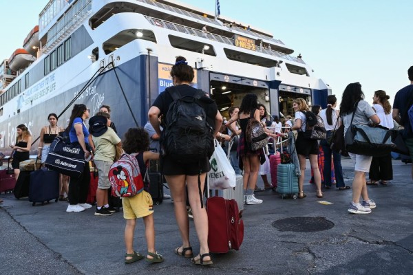 Ασφυκτική η κίνηση στο λιμάνι του Πειραιά - Μαζική έξοδος των αδειούχων του Αυγούστου (photo)
