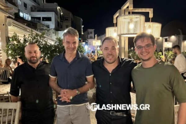 Ανέμελο καλοκαίρι στην Κρήτη για τον Κυριάκο Μητσοτάκη: Η βραδινή βόλτα στα Χανιά - Για ψαράκι με την οικογένειά του στο Ενετικό Λιμάνι (photo)