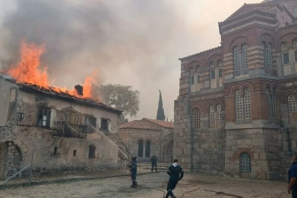 Φωτιά στη Βοιωτία: Καίγεται η ιστορική μονή του Οσίου Λουκά - Σοκάρουν οι εικόνες