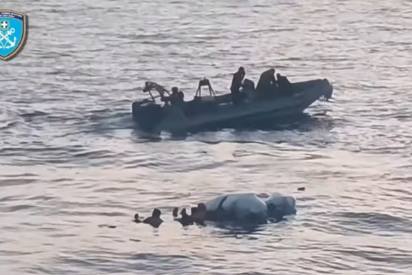 Ναυάγιο με μετανάστες ανοικτά της Λέσβου: Νεκρά τέσσερα παιδάκια - Οι Τούρκοι ενημερώθηκαν έγκαιρα από το Λιμενικό αλλά δεν ανταποκρίθηκαν (video)