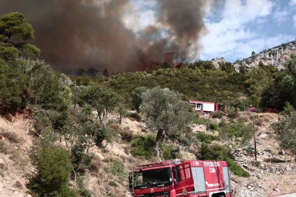 Συναγερμός στην Πάρνηθα: Νέα εστία φωτιάς ξέσπασε στον Αυλώνα - Απειλεί από τα βόρεια