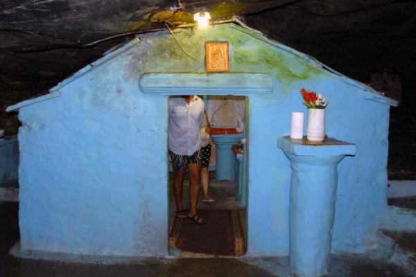 Παναγία Σπηλιανή: Το εκκλησάκι που δεσπόζει μέσα σε μια σπηλιά και προκαλεί ανατριχίλα 