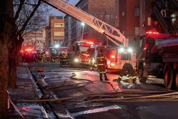 Ασύλληπτη τραγωδία στο Γιοχάνεσμπουργκ: Τουλάχιστον 60 νεκροί από πυρκαγιά σε πενταώροφο κτήριο (video)