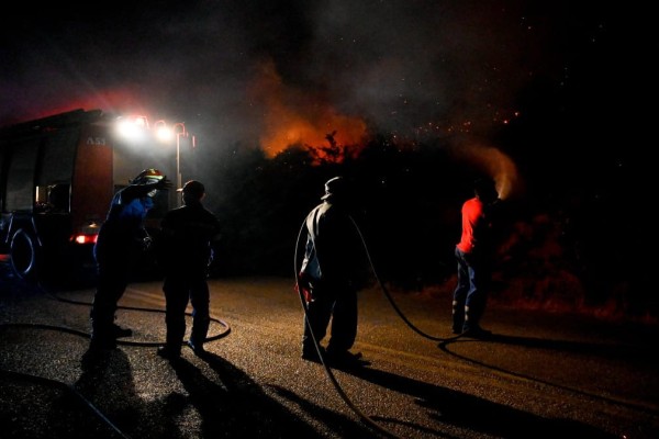 Συναγερμός στην Πυροσβεστική και εντός Αθήνας - Φωτιά ξέσπασε στο Σκοπευτήριο Καισαριανής (video)