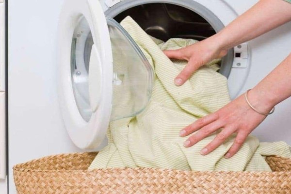 Ρούχα που βρωμάνε μούχλα μετά το πλυντήριο - 6+1 tips για να μυρίζουν φρεσκάδα και καθαριότητα