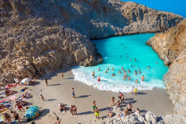 Απλησίαστη τον Αύγουστο, όνειρο τον Σεπτέμβρη: Η άγρια ελληνική παραλία που όμοιά της δεν υπάρχει σε όλη την Ευρώπη