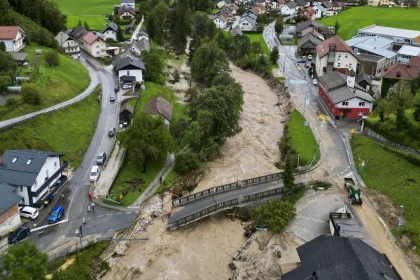 Πλημμύρες στη Σλοβενία: Εικόνες χάους μέσα στις λάσπες από τη χειρότερη φυσική καταστροφή της 30ετίας - «Έχουν πληγεί τα 2/3 της χώρας» (video)