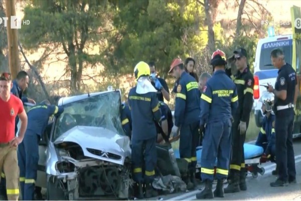 Σοβαρό τροχαίο ατύχημα στη Λ. Μαραθώνος: Σφοδρή σύγκρουση δύο οχημάτων - Αγωνία για γυναίκα οδηγό που απεγκλωβίστηκε (video)