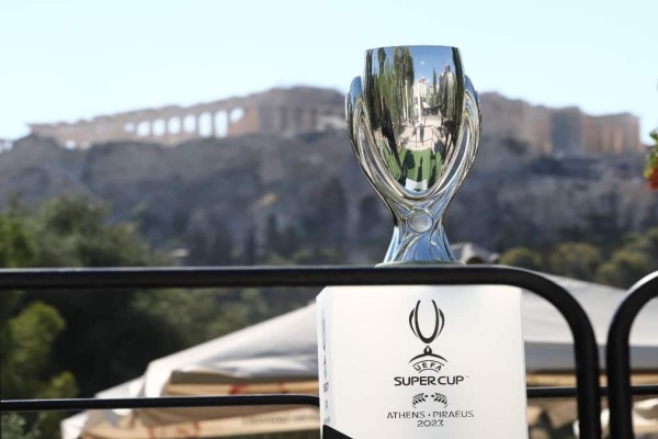 Η Φωτογραφία της Ημέρας: Το τρόπαιο του Super Cup Ευρώπης στα ιερά χώματα του Θησείου